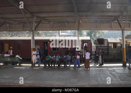 Railway Station Hatton Province Sri Lanka les passagers qui attendent sur la plate-forme pour le train Banque D'Images