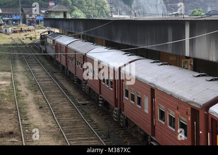 Gare de jonction Peradeniya Kandy Sri Lanka Province centrale d'attente à la Station de Train Banque D'Images