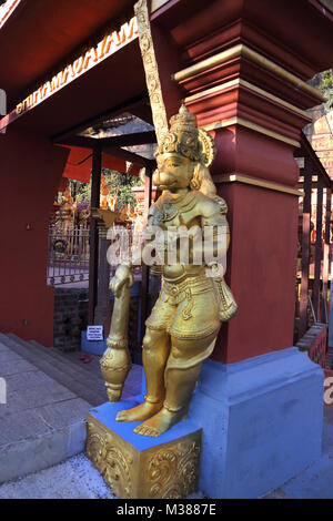 Sita Amman Temple Seetha Eliya Province de Sri Lanka a dit d'être l'endroit où Ravana a tenu captif Sita dans le Ramayana Statue d'or d'Hanuman Banque D'Images
