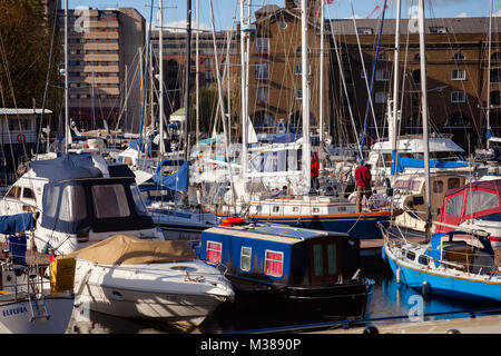 Londres, UK - 1 Nov 2012 : un habitat populaire et de loisirs avec de plaisance dans la St Katharine Docks, Rive nord de la Tamise, Londres Banque D'Images