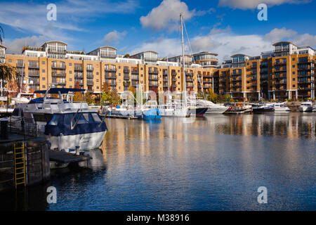 Londres, UK - 1 Nov 2012 : un habitat populaire et de loisirs avec de plaisance dans la St Katharine Docks, Rive nord de la Tamise, Londres Banque D'Images