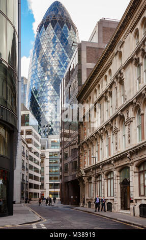 Londres, UK - 1 Nov 2012 : 30 St Mary Axe gratte-ciel commercial connu comme le Gherkin s'élèvent entre les bâtiments dans le quartier principal des finances, la Banque D'Images