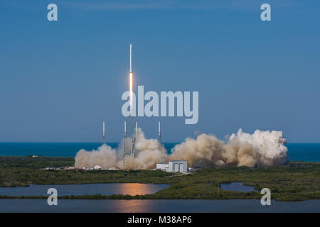 La mission CRS-8 a vu le décollage de la fusée Falcon 9 transportant la capsule Dragon pour livrer du fret à la Station spatiale internationale. Après son lancement depuis la plateforme de lancement 39A du Kennedy Space Center, la fusée a atterri avec succès sur la plate-forme ASDS. Banque D'Images