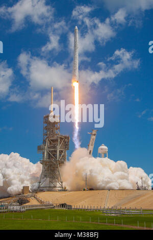 La mission CRS-12 a lancé avec succès une capsule Dragon transportant des fournitures à la Station spatiale internationale. Le premier étage de la fusée a atterri avec succès sur une plate-forme ASDS. Banque D'Images