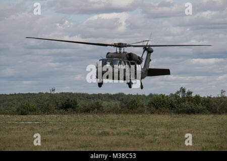 Formulaire 1 soldats du détachement, l'entreprise C, 3e bataillon du 142e Régiment d'aviation de la Garde nationale de l'Armée du Maine formé à la Base des Forces canadiennes Gagetown, Nouveau-Brunswick, Canada ce mois d'août en remplissant diverses simulations d'événements qui se produisent dans une zone de combat. Certaines de ces simulations de formation comprenait une ariel de tir où les chefs d'équipage tiré M240H machine automatique les armes hors des portes du côté des hélicoptères sur des cibles au sol. Cet effort fait partie de l'unité de formation annuel cette année. Maine (photo de Garde Nationale d'armée par la CPS. Jarod Dye) 170817-Z-RD516-0138 par Maine Banque D'Images