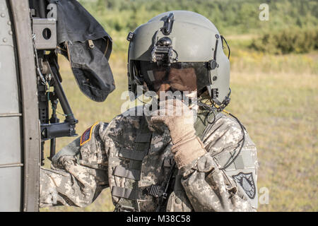 Formulaire 1 soldats du détachement, l'entreprise C, 3e bataillon du 142e Régiment d'aviation de la Garde nationale de l'Armée du Maine formé à la Base des Forces canadiennes Gagetown, Nouveau-Brunswick, Canada ce mois d'août en remplissant diverses simulations d'événements qui se produisent dans une zone de combat. Certaines de ces simulations de formation comprenait une ariel de tir où les chefs d'équipage tiré M240H machine automatique les armes hors des portes du côté des hélicoptères sur des cibles au sol. Cet effort fait partie de l'unité de formation annuel cette année. Maine (photo de Garde Nationale d'armée par la CPS. Jarod Dye) 170817-Z-RD516-0259 par Maine Banque D'Images