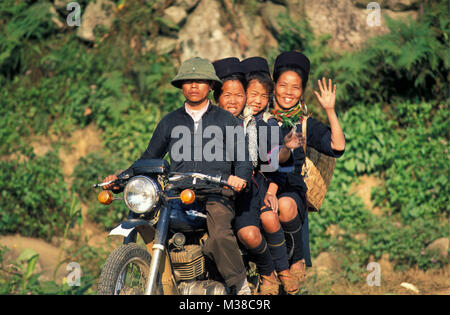 Le Vietnam. Sapa. L'homme et de la femme de hilltribe Hmong noir sur motorbicycle russe ancien modèle (Minsk). Banque D'Images
