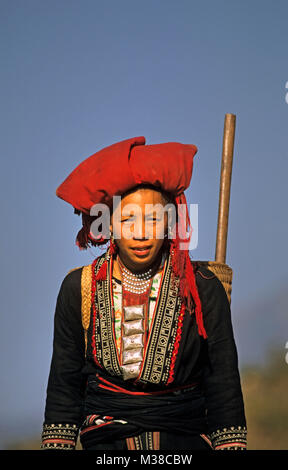 Le Vietnam. Sapa. Femme de hilltribe Dao rouge. Portrait. Banque D'Images