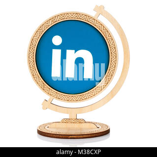 Kiev, Ukraine - Mars 03, 2017 : LinkedIn icône de cercle imprimé sur papier et placés dans globe en bois sur fond blanc. LinkedIn est une entreprise et emp Banque D'Images