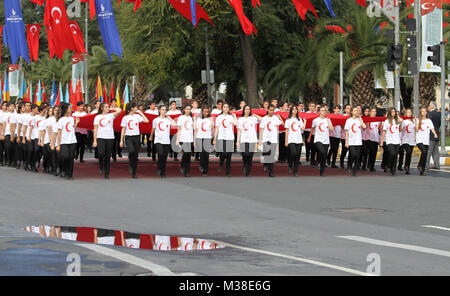 ISTANBUL, TURQUIE - le 29 octobre 2017 : Les étudiants mars pendant 29 octobre Journée de la République de Turquie parade Avenue Vatan Banque D'Images