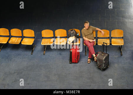 Homme assis dans le hall d'attente du Ferry de Mindelo à Porto Novo Banque D'Images