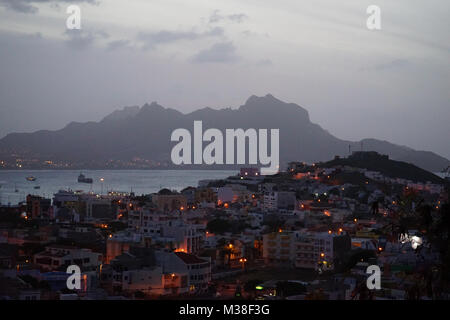 Voir à Mindelo à nuit, Mindelo, île de Sao Vincente, Cap Vert Banque D'Images