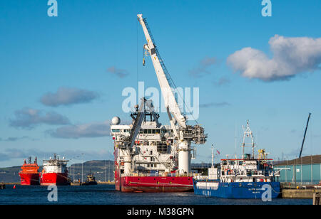 Les navires de forage et d'un cargo Wilson Alicante amarré à quai de Leith, Édimbourg, Écosse, Royaume-Uni Banque D'Images