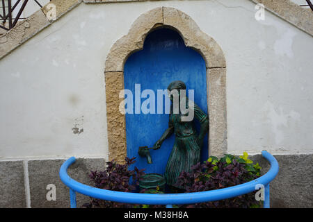 Statue d'une vieille femme avec un godet à toucher l'eau, Mindelo Sao Vicente, Cap Vert, Afrique Banque D'Images