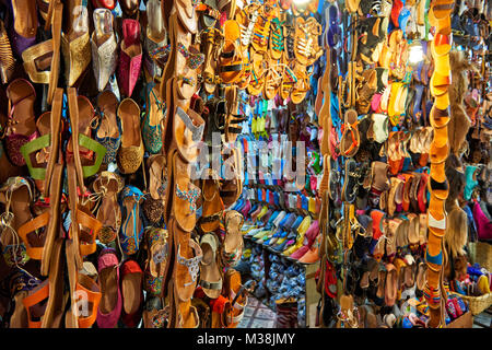 Chaussures en cuir sur le marché berbère à Marrakech, Maroc, Afrique du Sud Banque D'Images