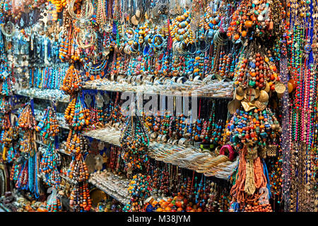 Souvenirs sur marché berbère à Marrakech, Maroc, Afrique du Sud Banque D'Images