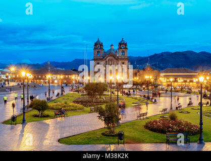 Place principale au crépuscule, Vieille Ville, Cusco, Pérou Banque D'Images