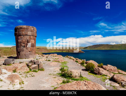 Chullpa par le lac Umayo à Sillustani, région de Puno, Pérou Banque D'Images