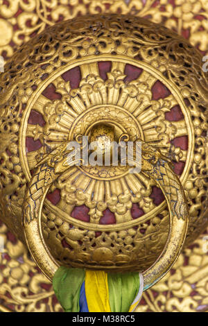 Belle poignée de porte d'or dans le monastère de Rumtek à Gangtok, Inde. Détail de l'architecture close-up Banque D'Images