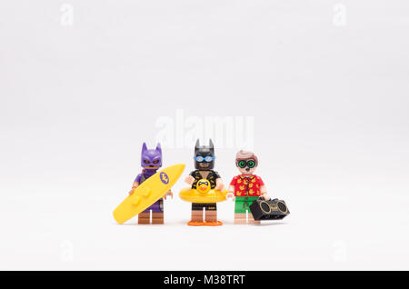 Lego Batman , robin et batgirl isolé sur fond blanc. Banque D'Images