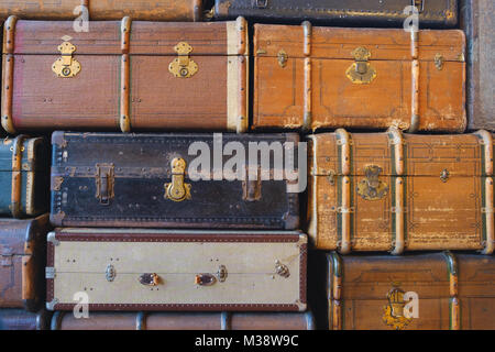 Pile de valises vintage - pile de vieux rétro valises Banque D'Images