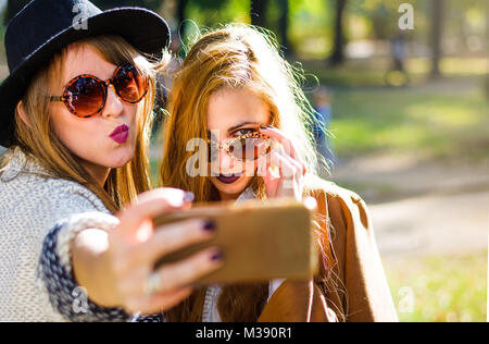 Prendre une amie urbain dans le parc selfies Banque D'Images