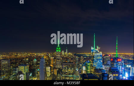 Vue aérienne vue de nuit du centre-ville de New York avec gratte-ciels urbains Banque D'Images