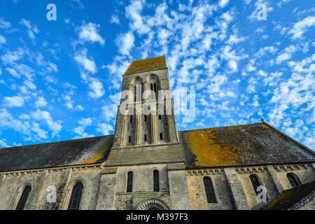 L'Eglise Saint-Martin à Formigny France, une église importante que les soldats traités dans l'invasion du Jour J, montrant la tour, ciel bleu et les pigeons Banque D'Images