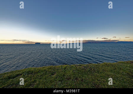 Coucher du soleil à Drangey.L'île Drangey est assis au milieu de fjord Skagafjordur dans le nord de l'Islande. Banque D'Images