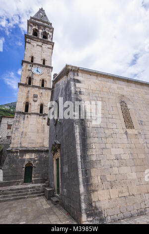 Clocher de l'église de Saint Nicholas à Perast ville historique dans la baie de Kotor au Monténégro de la mer Adriatique Banque D'Images