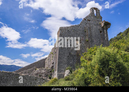 Ruines de la forteresse de Saint Croix sur la montagne au-dessus de Perast ville historique dans la baie de Kotor au Monténégro de la mer Adriatique Banque D'Images