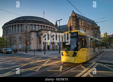 Tramway Metrolink passant la Bibliothèque Centrale, St Peters Square, Manchester, Greater Manchester, Angleterre, RU Banque D'Images