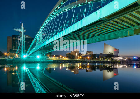 Lowry Passerelle et Imperial War Museum North la nuit, Salford, Greater Manchester, Angleterre, RU Banque D'Images