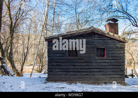 Paysage de neige avec des arbres et une maison en bois dans la forêt finlandaise, dans la région de Salamanque près de Madrid. L'Espagne. Banque D'Images