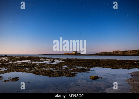 Le ciel de nuit sur l'église St Cwyfan, Aberffraw, Anglesey, au nord du Pays de Galles, Royaume-Uni Banque D'Images