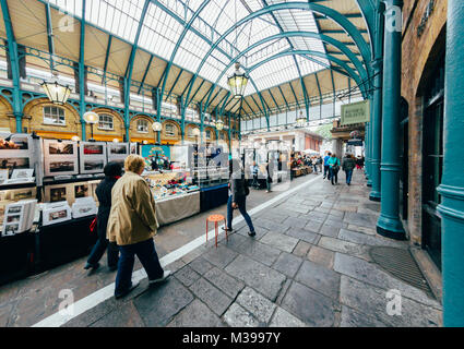 Londres - le 11 octobre marché Apple à Covent Garden. 11 octobre 2013 à Londres. L'un des plus populaires attractions touristiques sur terre. La tonalité de l'image. Banque D'Images