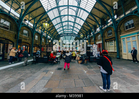 Londres - le 11 octobre marché Apple à Covent Garden. 11 octobre 2013 à Londres. L'un des plus populaires attractions touristiques sur terre. La tonalité de l'image. Banque D'Images