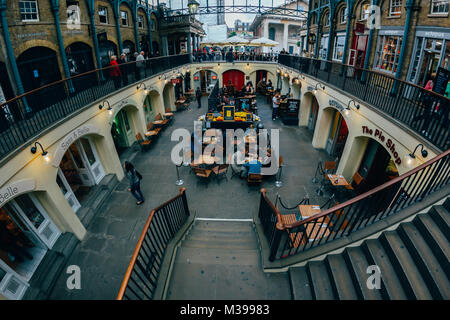 Londres - le 11 octobre marché Apple à Covent Garden. 11 octobre 2013 à Londres. L'un des plus populaires attractions touristiques sur terre. La tonalité de l'image. Banque D'Images