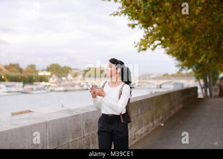 La marche sur le modèle street et le tournage des vidéos en pauses entre les ph Banque D'Images