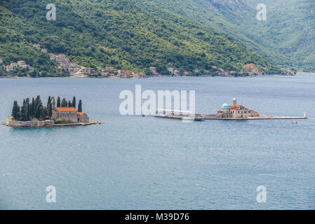 La ville de Perast sur l'île de Saint Georges et Notre Dame de la roche dans la baie de Kotor, Monténégro Banque D'Images