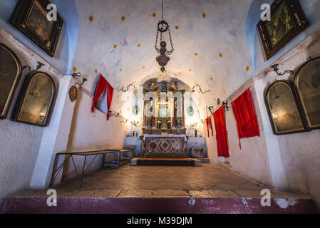 Autel de l'église de Notre-Dame du remède sur la pente de la montagne de Saint John au-dessus de la vieille ville de Kotor Ville de Baie de Kotor, Monténégro Banque D'Images