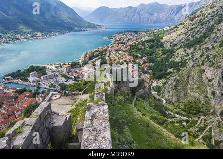 Les remparts de la ville vieille ville forteresse autour de Saint John à Kotor, ville côtière située dans la baie de Kotor de Mer Adriatique, le Monténégro Banque D'Images
