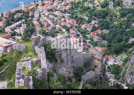 Reste de l'ancienne vieille ville autour de la forteresse de Saint John à Kotor, ville côtière située dans la baie de Kotor de Mer Adriatique, le Monténégro Banque D'Images