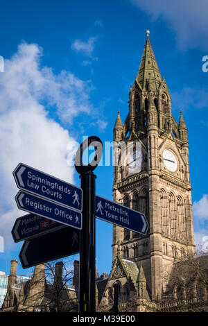 Le but de Manchester Town Hall avec une plaque de rue sur une journée ensoleillée avec un ciel bleu Banque D'Images