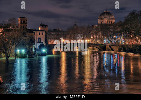 Plein extraordinaire du Tibre de nuit à la Chapelle Sixtine (Isola Tiberina) de palatine bridge, swallen river. Rome, Italie Banque D'Images