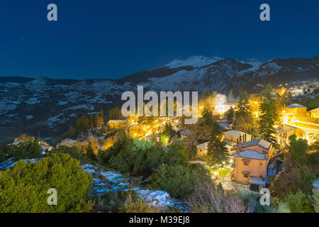 Milieu Trikala nuit vue à Corinthe en Grèce. Banque D'Images