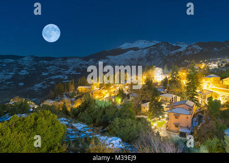 Milieu Trikala voir à Corinthe en Grèce contre la pleine lune. Une belle destination touristique. Banque D'Images