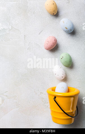 Mise à plat de pâques avec godet en céramique jaune Banque D'Images