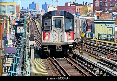 Photoshop une photo manipulée de l'élevé à l'approche d'un train de métro 7 station à Jackson Heights, dans le Queens à New York. Banque D'Images