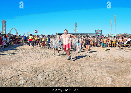 Photoshop une photo manipulée des premiers nageurs dans l'eau dans le 2018 Polar Bear Club de natation du Nouvel An. Dans Coney Island, Brooklyn, New York. Banque D'Images